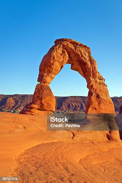 Photo libre de droit de Delicate Arch Au Coucher Du Soleil Dans Lutah Étatsunis banque d'images et plus d'images libres de droit de Arbre