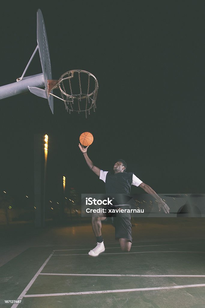 夜のバスケットボール - スポーツ バスケットボールのロイヤリティフリーストックフォト