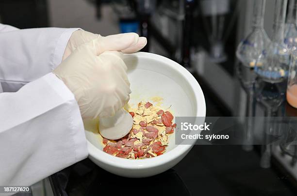 Preparar Os Medicamentos Para Testar - Fotografias de stock e mais imagens de Adulto - Adulto, Balcão de Cozinha, Clínica médica