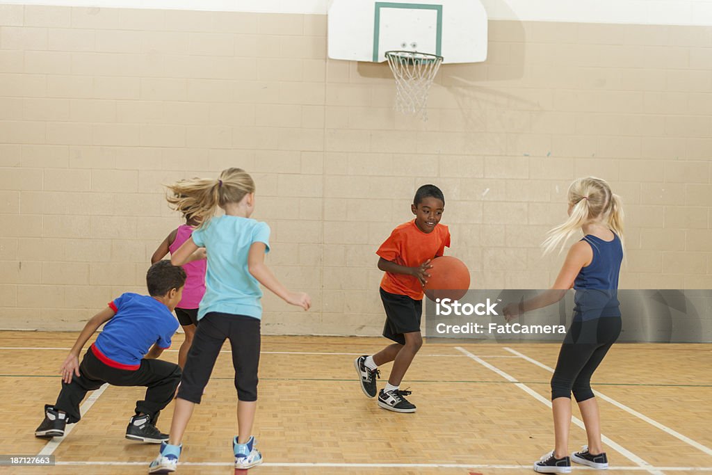 Divers cours de Gym d'école primaire - Photo de Basket-ball libre de droits