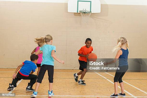 Ampia Palestra Elementare Classe - Fotografie stock e altre immagini di Basket - Basket, Bambino, Palla da pallacanestro