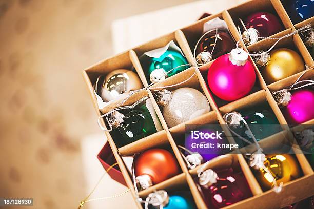 Decorações Multicolored Bolas Para Árvore De Natal - Fotografias de stock e mais imagens de Arranjo - Arranjo, Bola de Árvore de Natal, Caixa