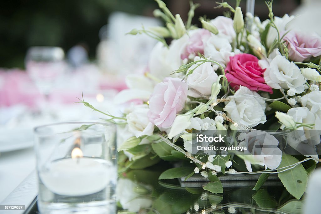 Tabella decorata con l'organizzazione - Foto stock royalty-free di Cena