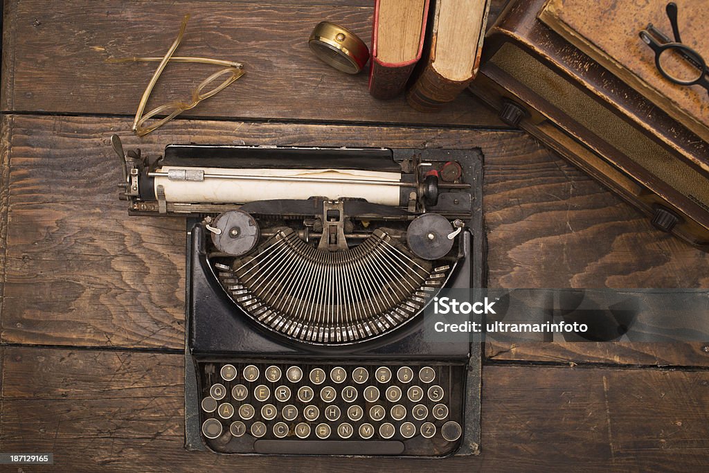 Velha escola de máquina de escrever - Foto de stock de Máquina de datilografar royalty-free