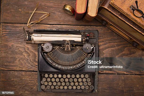 Old School Máquina De Escrever - Fotografias de stock e mais imagens de Máquina de Escrever - Máquina de Escrever, Antigo, Sujo