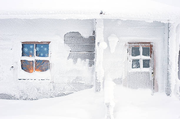 chalé nevadascomment - cabin snow finland lapland imagens e fotografias de stock