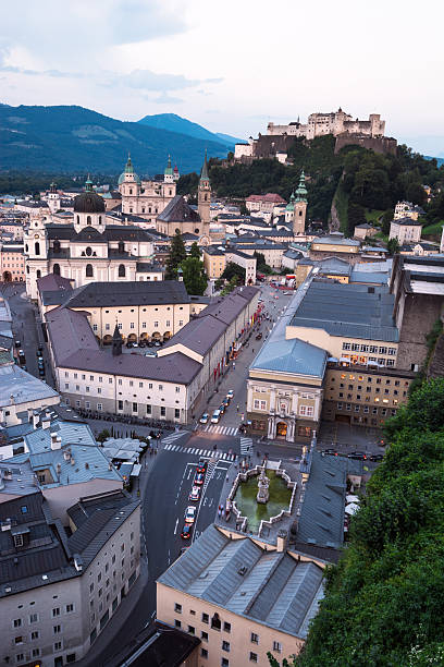 blick auf die stadt salzburg, österreich - kollegienkirche stock-fotos und bilder