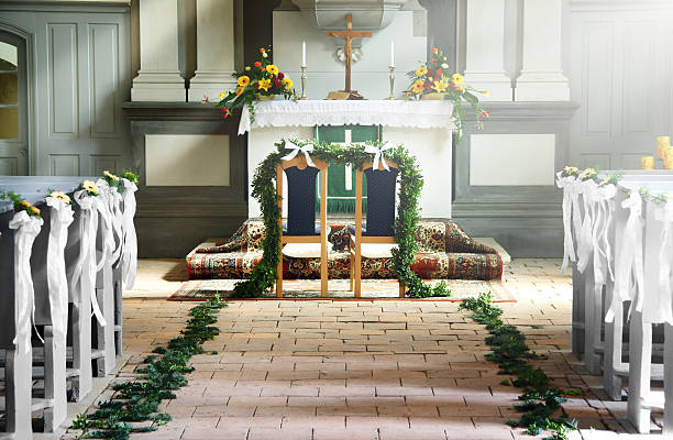 iluminado altar da capela decorada para casamento - church wedding - fotografias e filmes do acervo