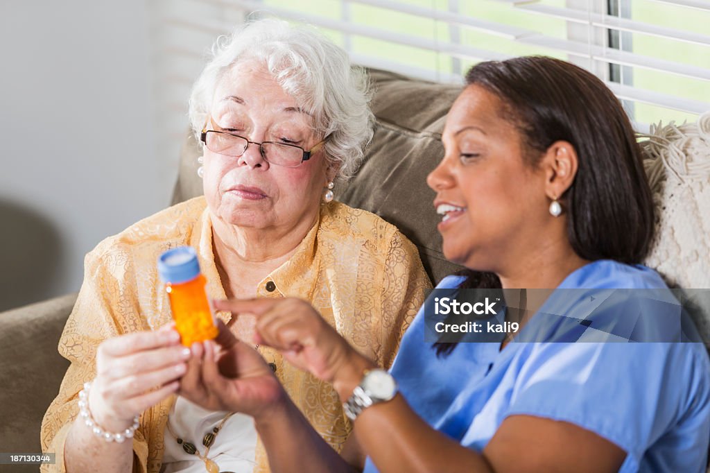Senior Frau mit Verschreibungspflichtiges Medikament - Lizenzfrei Medikament Stock-Foto