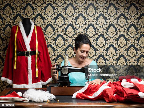 Sorridente Designer De Moda Costurar Santa Máscara De Natal - Fotografias de stock e mais imagens de Adulto