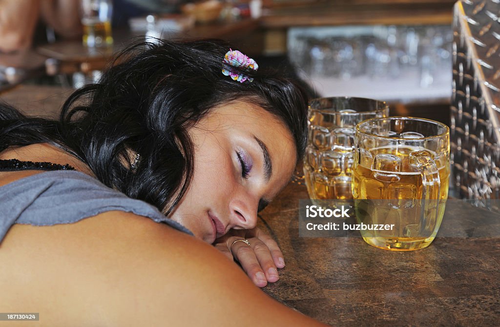 Betrunken Junge Frau Schlafen auf eine bar counter - Lizenzfrei 16-17 Jahre Stock-Foto