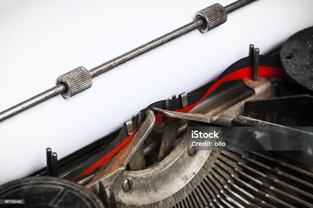 Primer plano de un manual de máquina de escribir vintage, suciedad y oxidados - Foto de stock de Anticuado libre de derechos