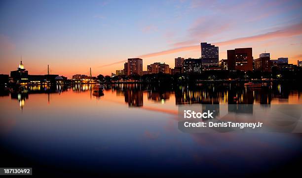 Horizonte De Boston Reflexo De West End - Fotografias de stock e mais imagens de Boston - Massachusetts - Boston - Massachusetts, Nascer do sol, Amanhecer