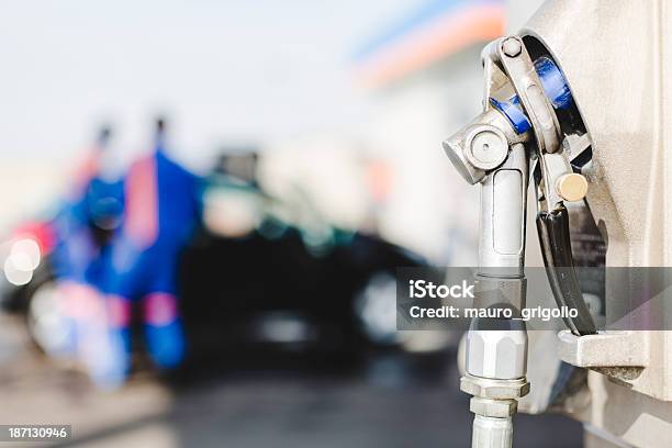 Lpg Y Gas Automático Echar Combustible En La Estación De Gasolina Foto de stock y más banco de imágenes de Gas licuado de petróleo