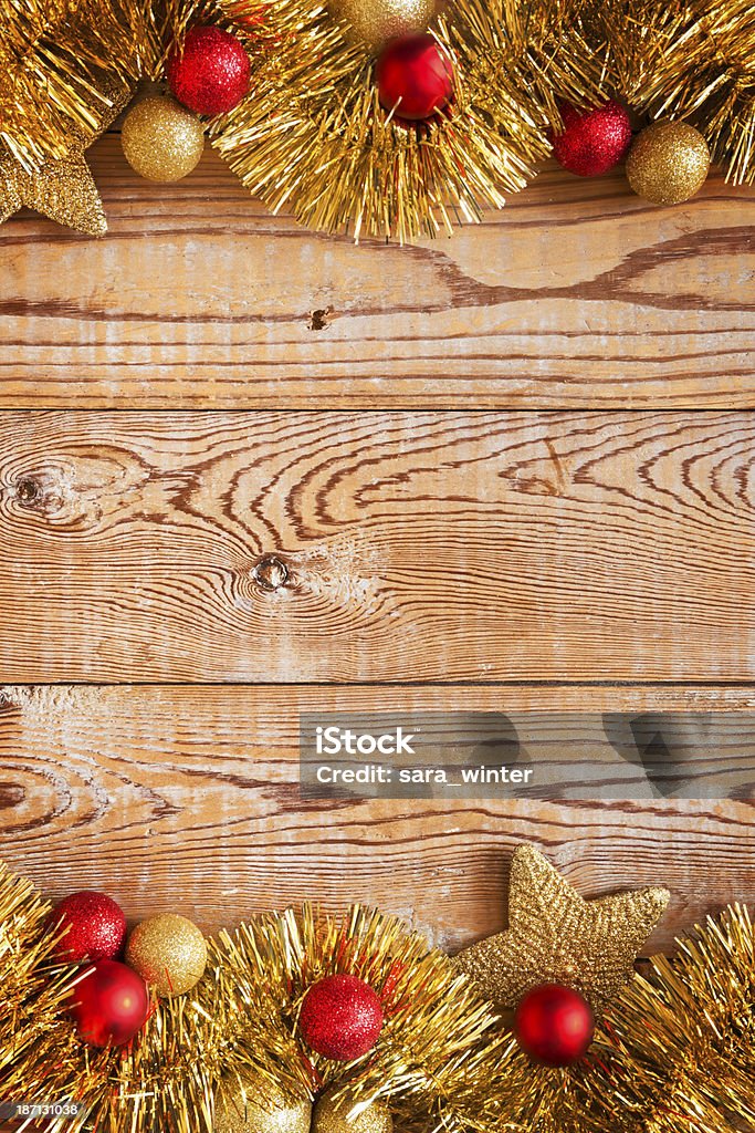 Weihnachts-Dekorationen auf einem rustikal Hintergrund mit Textfreiraum - Lizenzfrei Bauholz-Brett Stock-Foto