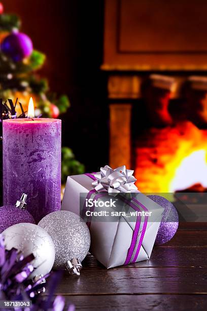 Cena De Natal Com Lareira E Árvore De Natal No Fundo - Fotografias de stock e mais imagens de Roxo