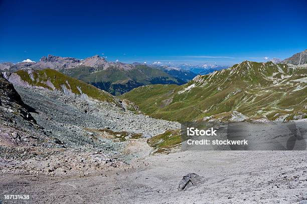 Photo libre de droit de Sur La Route Daccès En Direction Dalp Flix banque d'images et plus d'images libres de droit de Alpes européennes - Alpes européennes, Alpes suisses, Automne