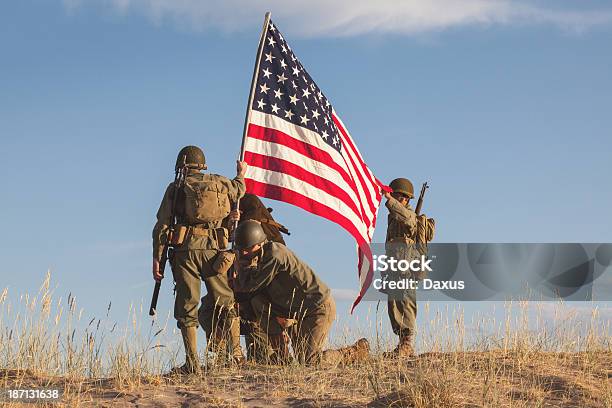 Foto de Soldados Levantar A Bandeira Dos Eua e mais fotos de stock de Bandeira - Bandeira, Forças armadas, Segurar