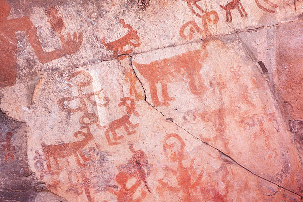 imagen de dibujos de los nativos americanos india - cave painting indigenous culture art arizona fotografías e imágenes de stock
