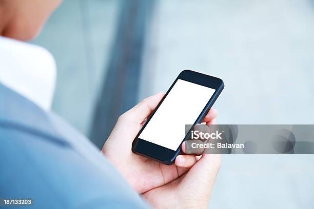 Negócios Pessoas Mão Segurando O Telefone Inteligente Em Branco Do Ecrã - Fotografias de stock e mais imagens de Segurar