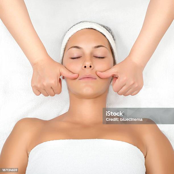 Foto de Massagem Facial e mais fotos de stock de Adulto - Adulto, Amimar, Beleza
