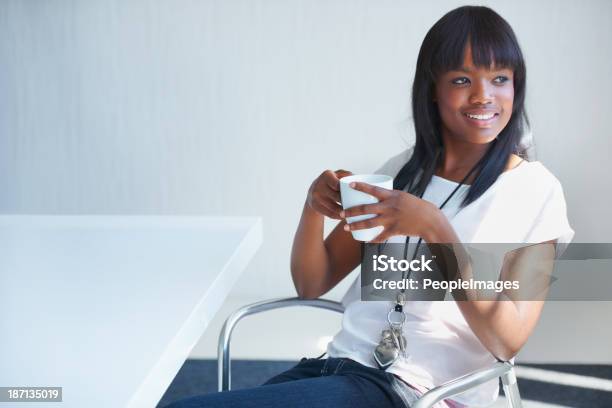 Foto de Desfrutando De Seu Intervalo Para Café e mais fotos de stock de Adulto - Adulto, Afro-americano, Atividades de Fins de Semana