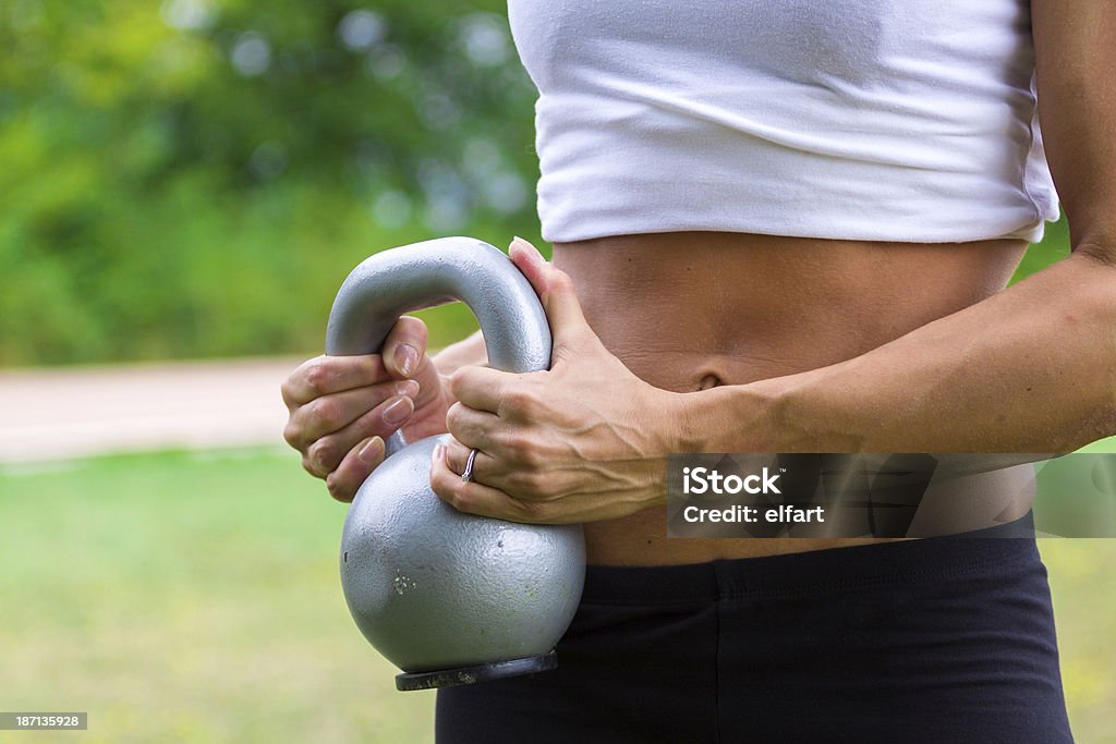 CrossFit mulher fazendo exercício - Foto de stock de 20-24 Anos royalty-free