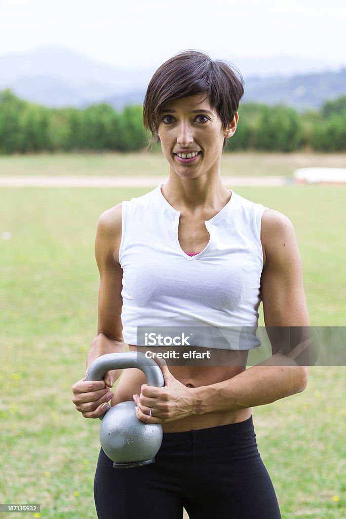 Mujer haciendo ejercicio CrossFit - Foto de stock de 20-24 años libre de derechos