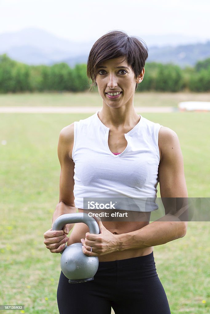 Donna fare CrossFit allenamento - Foto stock royalty-free di 20-24 anni