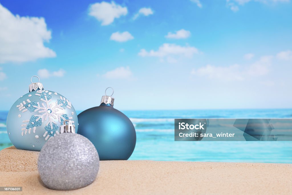 Decorações de Natal na praia, o mar nas costas - Foto de stock de Natal royalty-free