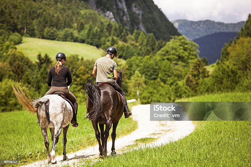 Casal passeio a cavalo na zona rural - Foto de stock de Adulto royalty-free