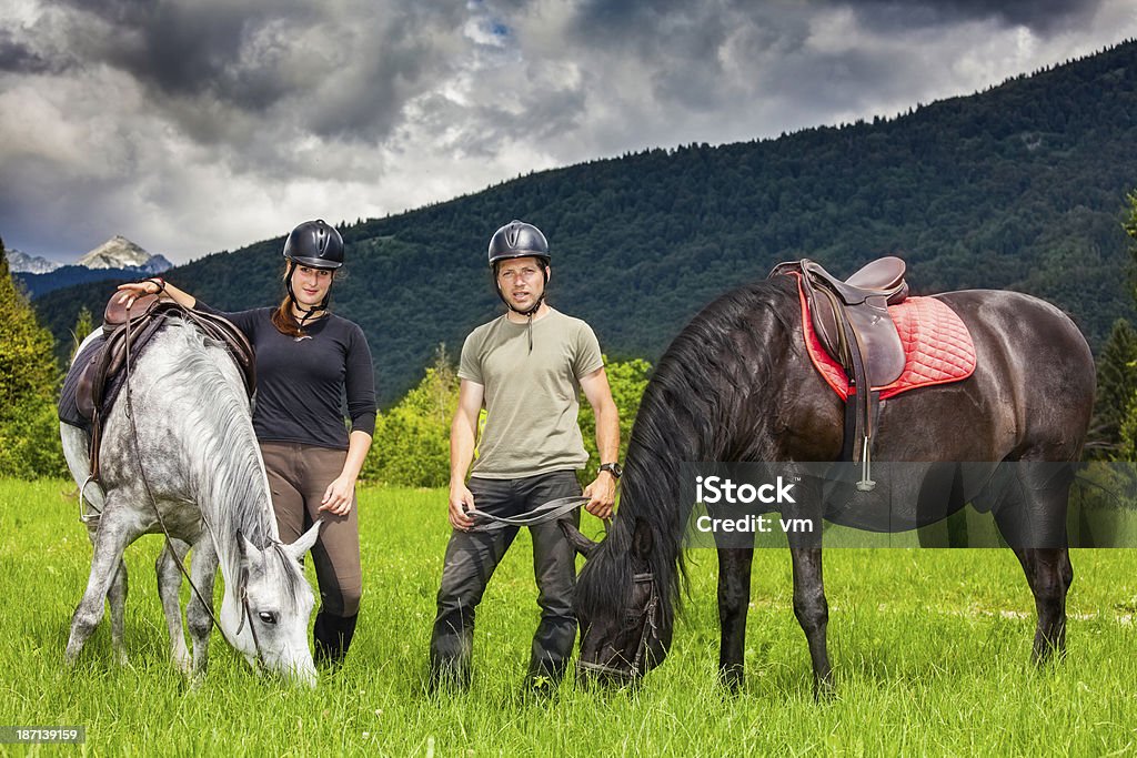 Casal com cavalos relaxante na natureza - Royalty-free Admirar a Vista Foto de stock