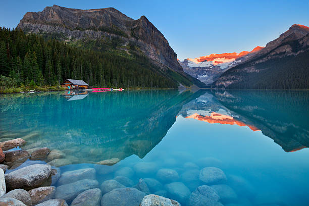 lake louise, parque nacional de banff, canadá en sunrise - dawn mountain range mountain canadian rockies fotografías e imágenes de stock