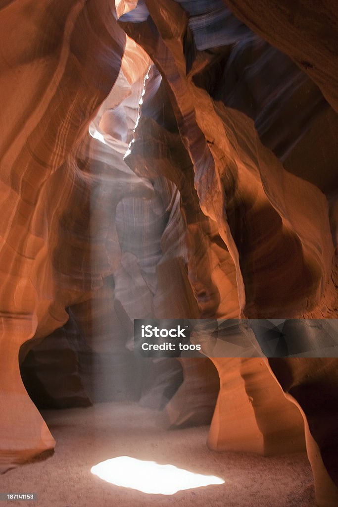 Fascio di luce in Antelope Canyon - Foto stock royalty-free di Ambientazione esterna