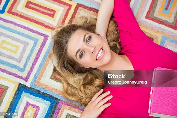 Mulher Com Tablet Digital Deitado De Carpete - Fotografias de stock e mais imagens de 18-19 Anos - 18-19 Anos, Adolescente, Adulto