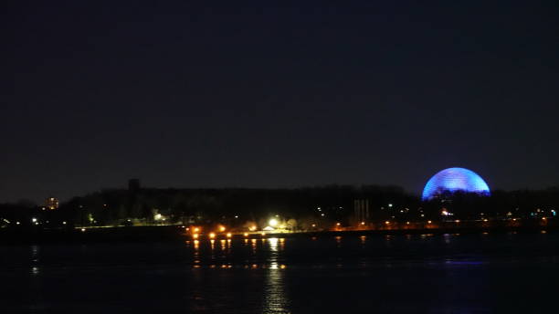 biosfera nel parc jean-drapeau di montreal - dome montreal geodesic dome built structure foto e immagini stock