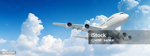 Immagine Panoramica Commerciale Aereo Jet In Volo - Fotografie stock e altre immagini di Aeroplano - Aeroplano, Cielo, Aereo di linea