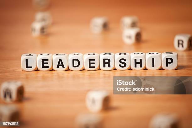 리더십 맞추면 In 알파벳 큐브 리더십에 대한 스톡 사진 및 기타 이미지 - 리더십, 낱말, 블럭