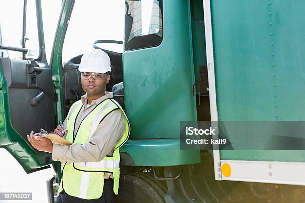 Hombre Hispano Con Camión Foto de stock y más banco de imágenes de Camión de peso pesado - Camión de peso pesado, 30-34 años, 30-39 años