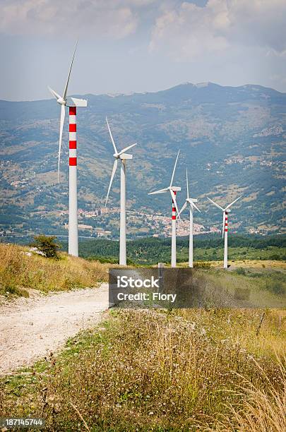 Windenergie Stockfoto und mehr Bilder von Anhöhe - Anhöhe, Drehen, Elektrischer Generator