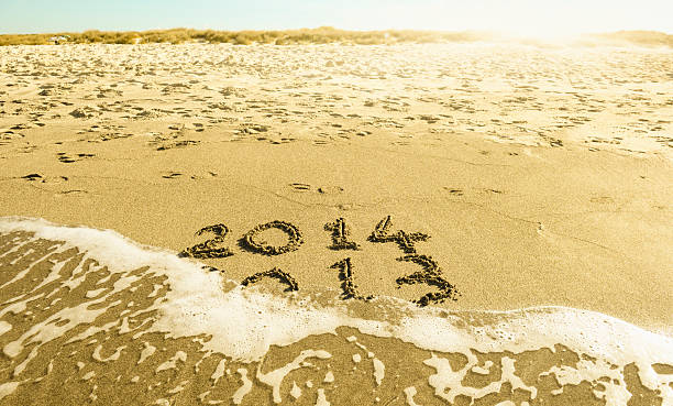 nowego roku wiadomość w piasku z fali, - 2013 beach sand new years day zdjęcia i obrazy z banku zdjęć