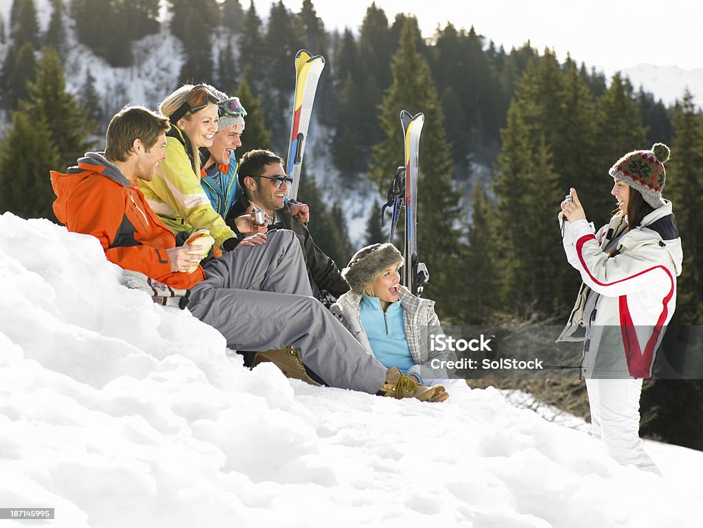 Esquiadores sentado na neve Posando para uma foto - Royalty-free Esqui - Esqui e snowboard Foto de stock