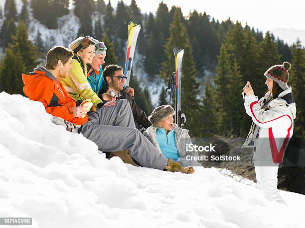 Esquiadores Sentado Na Neve Posando Para Uma Foto - Fotografias de stock e mais imagens de Esqui - Esqui e snowboard - Esqui - Esqui e snowboard, Sentar-se, 20-29 Anos