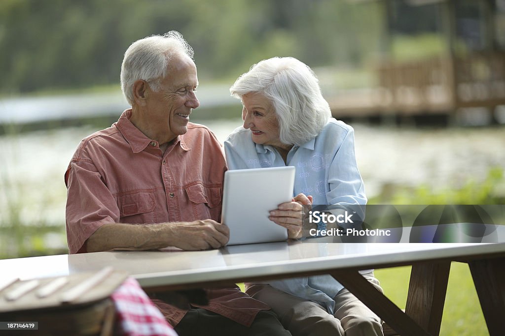 Altes Paar mit Tablet PC im Park - Lizenzfrei 70-79 Jahre Stock-Foto