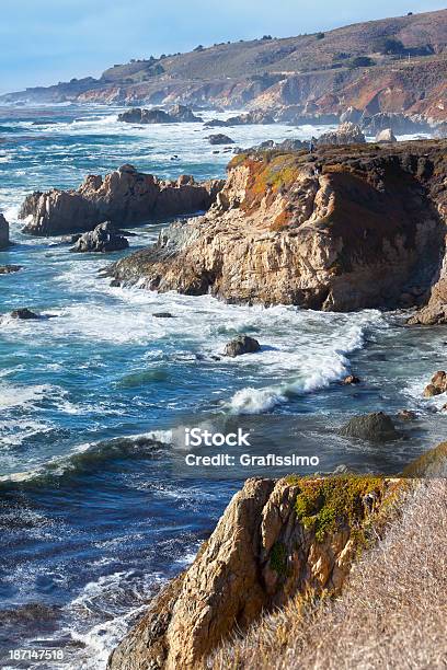 Spiaggia Sulla Costa Della California Vicino Allautostrada 1 - Fotografie stock e altre immagini di Acqua