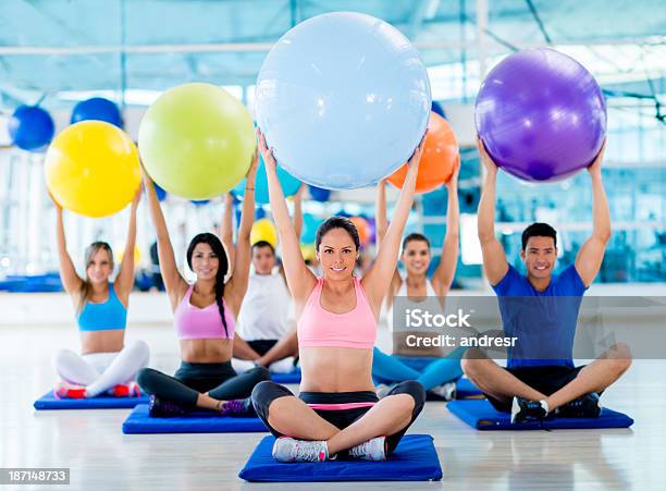 Grupo De Gente Haciendo Pilates Foto de stock y más banco de imágenes de Adulto - Adulto, Agarrar, Alzar los brazos