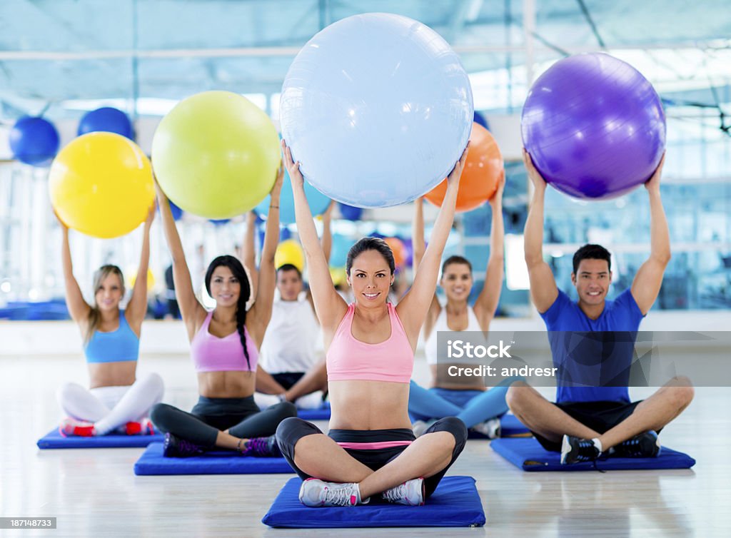 Gruppo di persone facendo Pilates - Foto stock royalty-free di Abbigliamento sportivo