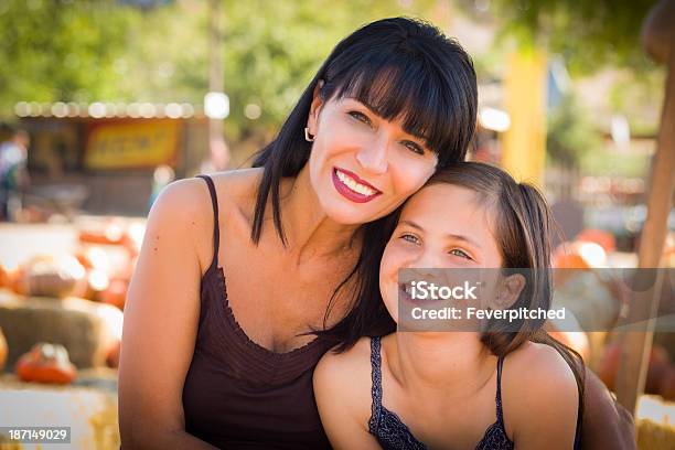 Foto de Atraente Mãe E Filha Retrato Na Plantação De Abóboras e mais fotos de stock de Adolescente