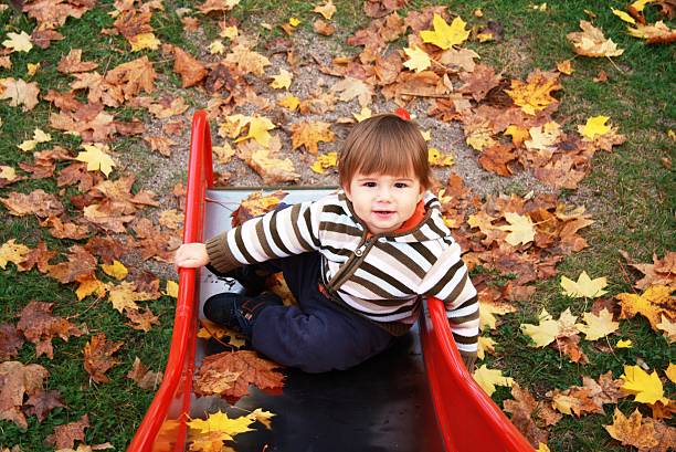 little boy en el patio de juegos - kräftig fotografías e imágenes de stock