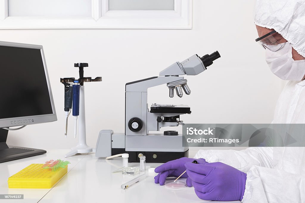 Técnico de laboratório a colheita de uma amostra - Royalty-free Adulto Foto de stock